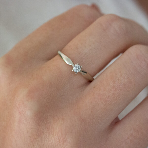Pierścionek z białego złota z diamentem o masie 0,10 ct  (SI1/G)- próba 585