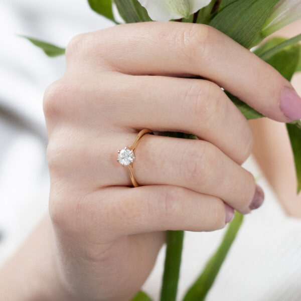 Złoty pierścionek z diamentem o masie 0,25 ct (VS2/F) - próba 585 ​