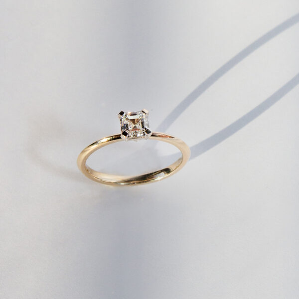 Pierścionek z diamentem o masie 0,60 ct w szlifie ascher w koronie z białego złota - próba 585 ​