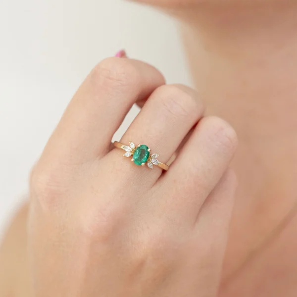 Złoty pierścionek z zielonym szmaragdem i diamentami markizami