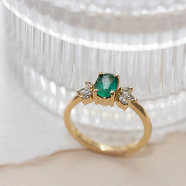 Złoty pierścionek z zielonym szmaragdem i diamentami markizami