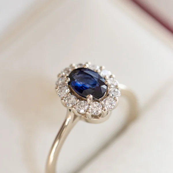 Pierścionek z niebieskim szmaragdem w stylu Księżnej Diany