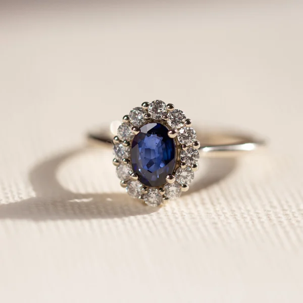 Pierścionek z niebieskim szmaragdem w stylu Księżnej Diany