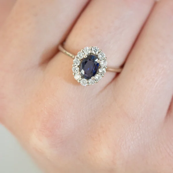 Pierścionek z niebieskim szmaragdem w stylu Księżnej Diany