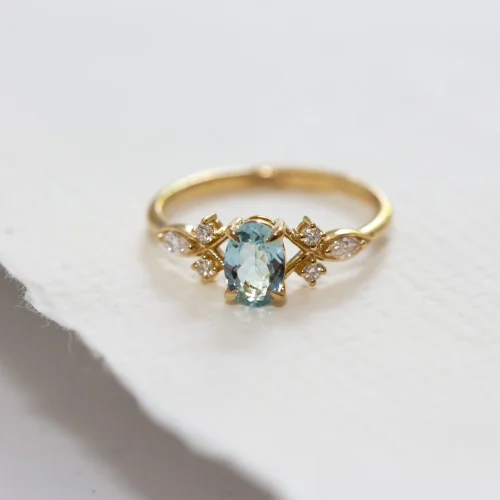 Pierścionek z owalnym topazem i diamentami