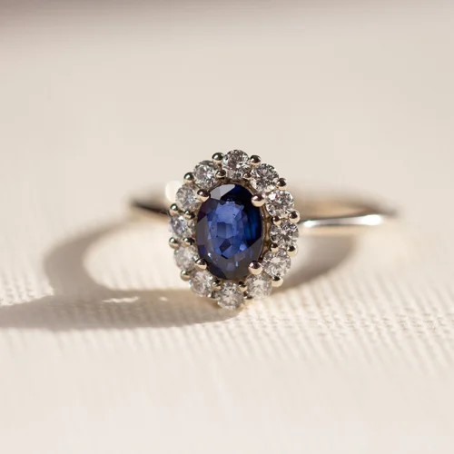 Pierścionek z niebieskim szmaragdem w stylu Księżnej Diany