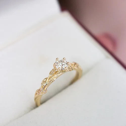 Złoty pierścionek z obrączka z listków i diamentem