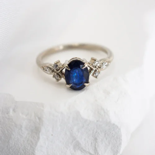 Pierścionek z białego złota z granatowym szafirem i diamentami