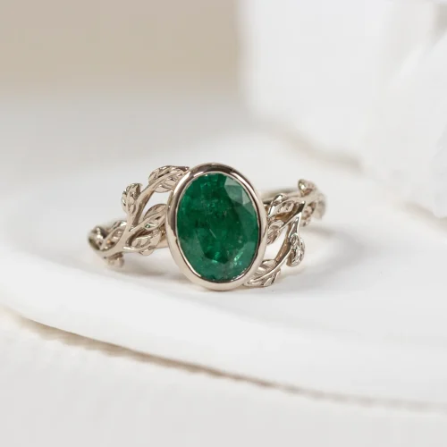 Pierścionek z białego złota ze szmaragdem