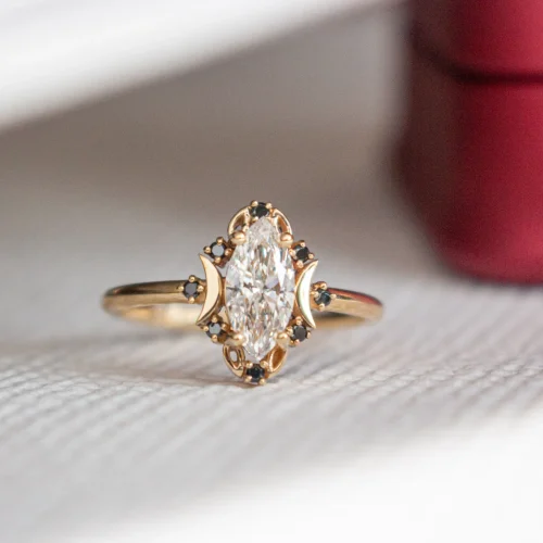 Pierścionek z diamentem 0,6ct. i małymi czarnymi diamentami