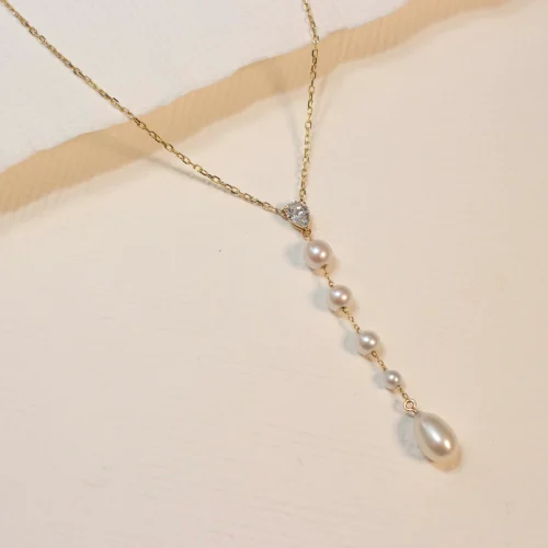 Naszyjnik z pereł z diamentem w szlifie gruszka 0,40ct.