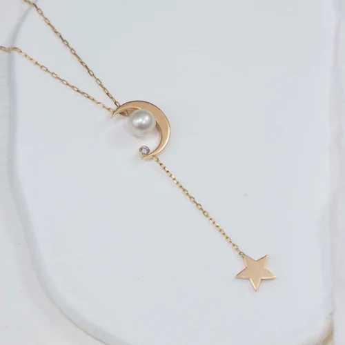 Złoty naszyjnik z księżycem, gwiazką, perłą i diamentem