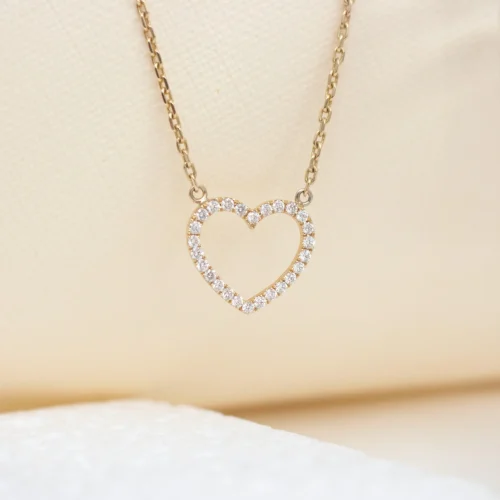 Naszyjnik w kształcie serca z diamentami o łącznej masie 0,40ct.