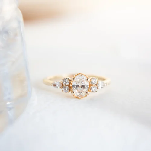 Złoty pierścionek z owalnym diamentem 0,40ct, markizami i owalnymi diamentami